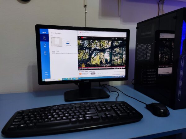 Office компјутер со монитор, тастатура и маус